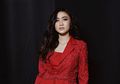Gaya Febby Rastanty Tampil Stylish dengan Outfit Merah. Kepoin Yuk!
