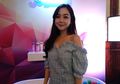 Stylo of The Day, Gaya Feminin Simpel dengan Off Shoulder Dress ala Astari