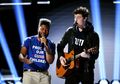 4 Pesan di MV Youth Shawn Mendes & Khalid, Ajakan Buat Pemilih Muda AS