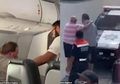 Pria Ini Nyaris Tersedot Mesin Pesawat, Setelah Muntah Lalu Memaksa Membuka Pintu Pesawat