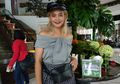 Stylo of The Day, Tampil Edgy dengan Kain Tenun ala Citra Scholastika