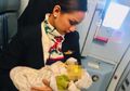 Kisah Seorang Pramugari Rela Menyusui Bayi Penumpang yang Kelaparan, Akibat Kehabisan Susu Formula di Atas Pesawat