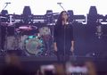Kikan Namara Pimpin Penonton Guns N' Roses Lantunkan Indonesia Raya