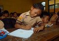 Merangkak Sepanjang 3 Km ke Sekolah, Siswa Difabel Kelas 3 SD Ini Tak Pernah Menyerah untuk Terus Menuntut Ilmu
