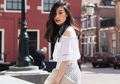 3 Cara Kreatif Pakai Neck Scarf, Bikin Penampilan Simpel Jadi Makin Modis