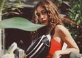 6 Gaya Anak Tora Sudiro, Nabila Sudiro Tampil Kasual dengan Waist Bag