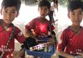Viral, Bocah Penjual Suvenir Ini Bisa Bicara 9 Bahasa. Salut Banget!
