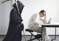 Duduk Terlalu Lama Sama Mematikannya dengan Merokok, Bagaimana Cara Mengatasinya?