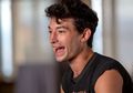 Ezra Miller Bawa Mantra Mematikan di Telapak Tangannya, Ini Artinya!