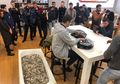 Pemuda Ini Beli iPhone XS dengan Uang Koin 1 Bak Mandi Gegara Toko Enggan Layani Uang kembalian