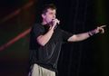 Konser di Indonesia, Charlie Puth Pengin Makan Burger Saat di Atas Panggung!