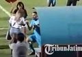 Sweet! Intip Detik-detik Kapten Persela Lamongan Lamar Kekasih di Hadapan Ribuan Penonton!