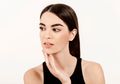 Tips Makeup Untuk Warna Kulit Tidak Rata Menurut Bubah Alfian, MUA Langganan Cinta Laura
