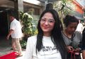 Dewi Perssik Bingung atas Kehadiran Rosa Meldianti di Polda Metro Jaya