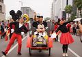 Serunya Merayakan 90 Tahun Mickey Mouse di Car Free Day Jakarta, Mickey Mouse Pakai Batik, lo!