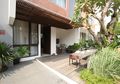 Inspirasi Desain Teras di Rumah Kecil, Lantainya Pakai Kayu Ulin