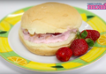 Membuat Burger Es Krim Stroberi yang Menyegarkan, Siapa Mau?