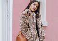 Inspirasi Outfit Kece ala Acha Sinaga yang Cocok untuk Musim Hujan