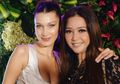 Tak Hanya Foto Bersama, Maia Estianty dan Bella Hadid Juga Makan Nasi Bungkus Bareng!