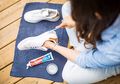 Cara Mudah Mencuci Sneakers Putih Saat Musim Hujan dengan Pasta Gigi