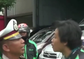 Ditilang, Driver Ojol Ngamuk-ngamuk, Polisi Pun Disemprot Ibunya