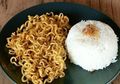 Masih Suka Makan Mi Instan Campur Nasi? Hentikanlah Sekarang Juga, Akibatnya Sangat Berbahaya