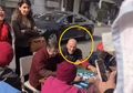 (Video) Ketika Zidane Nongkrong di Pinggir Jalan Tetapi Malah Diacuhkan Oleh Pemain Mahjong
