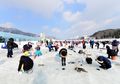 Wah, di Korea Ada Festival Memancing Ikan di Air yang Membeku, lo!
