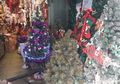 Saatnya Berburu Pohon Natal di Pasar Asemka, Harganya Miring!