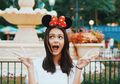 Gaya Pakai Kaos Jadi Makin Keren dengan 6 Tampilan Ala Amanda Rawles!