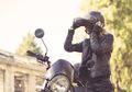 Jangan Sampai Bahaya, Pemotor Wajib Gunakan Helm Ini di Musim Hujan