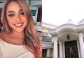 Berhiaskan Lampu Kristal, Intip Dapur Mewah Aurel Hermansyah yang Serba Putih