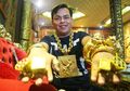 Saking Terobsesinya pada Emas, Pria Ini Sampai Rela Pakai 13 Kg Perhiasan Emas di Tubuhnya