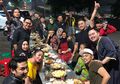 Rombongan Artis Juri Akademi Dangdut Habiskan Rp7,9 Juta Hanya untuk Makan Nasi Uduk Pinggir Jalan