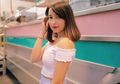 Tampil Seksi dengan Paduan Tren Smocked Top ala Jennifer Coppen