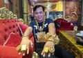 Anggap Bisa Datangkan Hoki, Pria Vietnam Ini Terobsesi Kenakan Perhiasan Emas Seberat 13 Kg di Tubuhnya!
