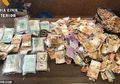 Temukan Uang Rp3,8 Miliar yang Tercecer di Jalan, Pengendara Motor ini Justru Lakukan Hal yang Tak Terduga!