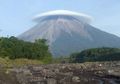 Bagaimana Awan Lentikularis di Gunung Semeru Terbentuk?