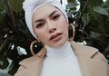 Unggah Foto Seksi Pamer Tato Punggung Usai Lepas Hijab, Penampilan Nikita Mirzani Curi Perhatian Netizen