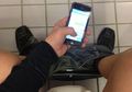 Jangan Ditiru! Gara-gara Terlalu Lama Duduk di Toilet Sambil Main HP, Nasib Pria Ini Berakhir Tragis