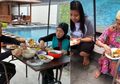 Makan Bareng ART, Orangtua Ayu Ting Ting Biarkan ART-nya Makan di Lesehan dan Terpisah!