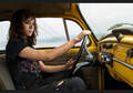 Duh Syuting Film Bumblebee, Hailee Steinfeld Ngelepas Tuas Jendela VW Beetle!