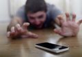 Perusahaan Ini Siap Ngasih Uang Rp 1,4 Miliar Buat yang Tahan Setahun Tanpa Smartphone