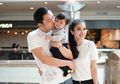 Papa Idaman, Begini Gaya Suami Ganteng Sandra Dewi Tidurkan Raphael Moeis!