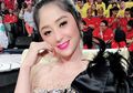 Bukan Artis, Dewi Perssik Pernah Bertunangan dengan Orang ini Saat SMA