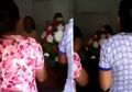 Menolak untuk Menguburkan Jenazah Anaknya, Keluarga Ini Terus Berdoa Pada Tuhan dan Berharap Anaknya Hidup Lagi