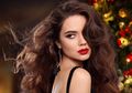 Ingin Tampil Memikat Saat Pesta Natal? Yuk Kreasikan Riasan dengan Cara Ini