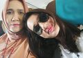Intip Kompaknya 4 Gaya Fashion Dea Annisa dengan sang Mama. Manis!