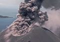 Seperti Inilah Penampakan Puncak Gunung Krakatau Ketika Mengeluarkan Awan Panas dari Jarak 'Sangat Dekat'