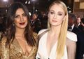 Habiskan Liburan dengan Main Ski, Priyanka Chopra dan Sophie Turner Tampil Mewah!